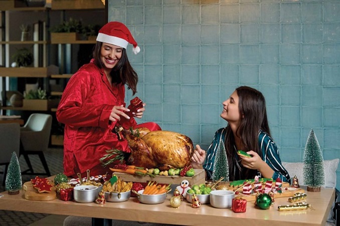 موسم الأعياد على البحر… تفاصيل احتفالية أنيقة في فيدا أم القيوين